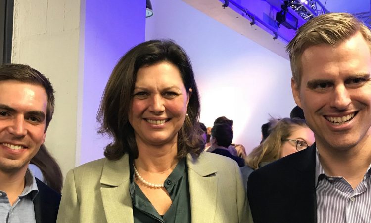 Philipp Lahm, Bavarian Minister of Economics Ilse Aigner and Hauke Schwiezer, founder of Startup Teens (photo: Munich Startup)